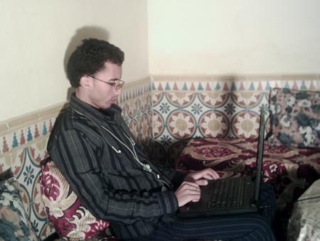 abdou avec le pc portable